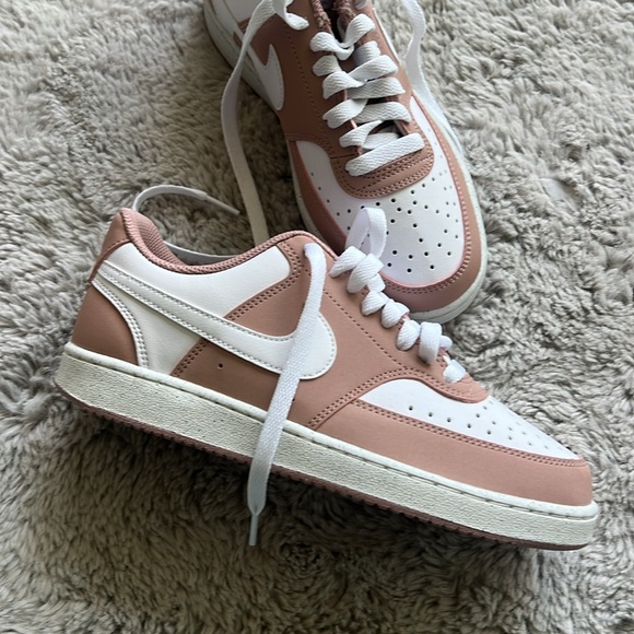 Women’s Dunks - Picture 2 of 4